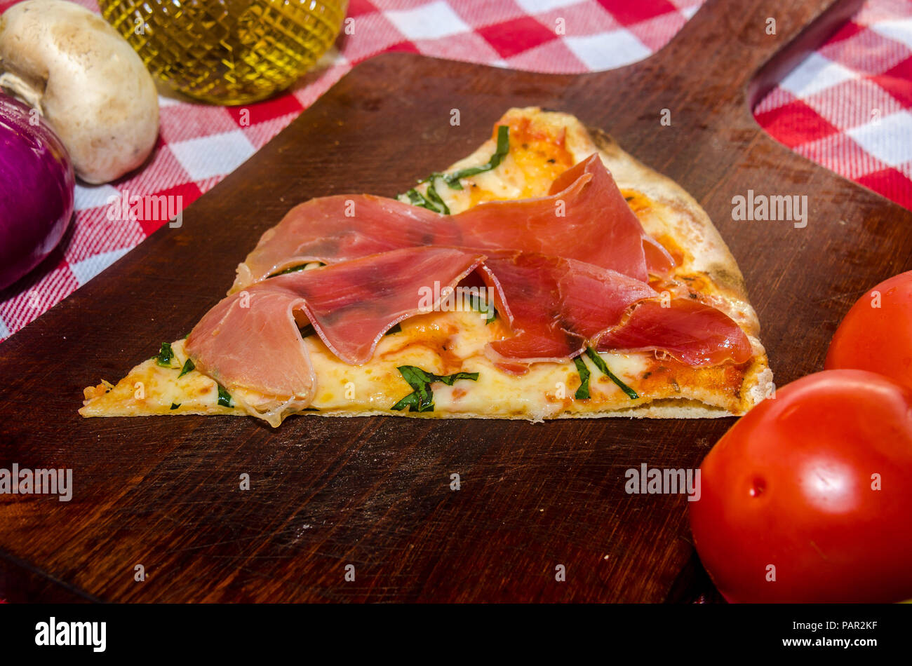 Pizza artisanale sur une plaque de bois Banque D'Images Pizza artisanale sur une plaque de bois Banque D'Images