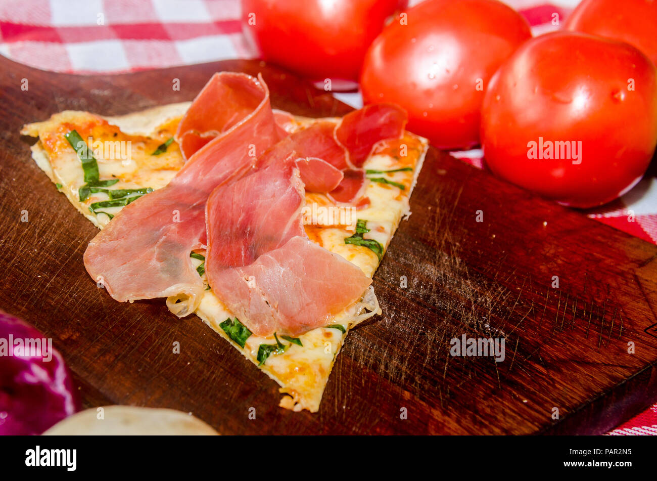Pizza artisanale sur une plaque de bois Banque D'Images Pizza artisanale sur une plaque de bois Banque D'Images