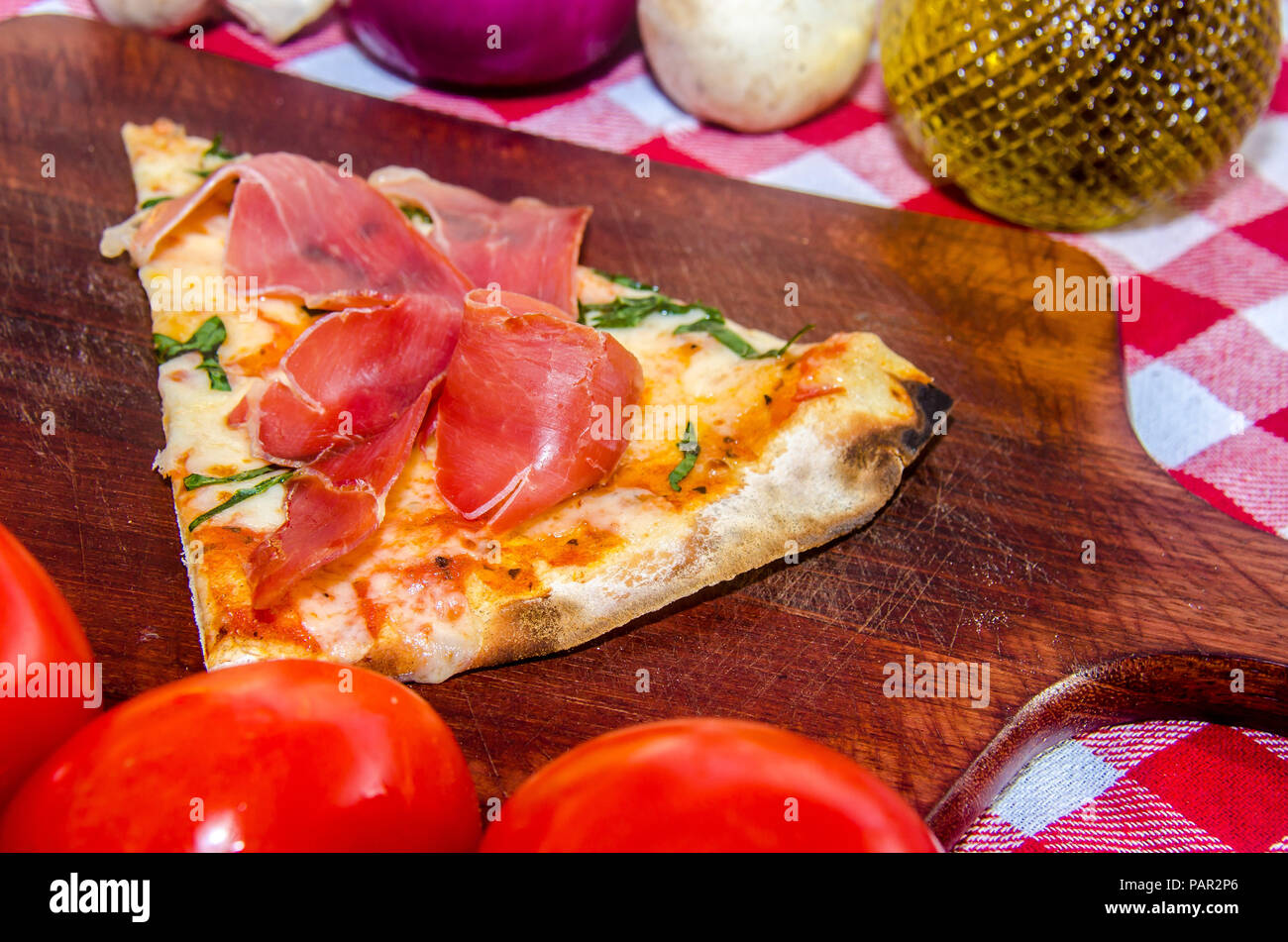 Pizza artisanale sur une plaque de bois Banque D'Images Pizza artisanale sur une plaque de bois Banque D'Images