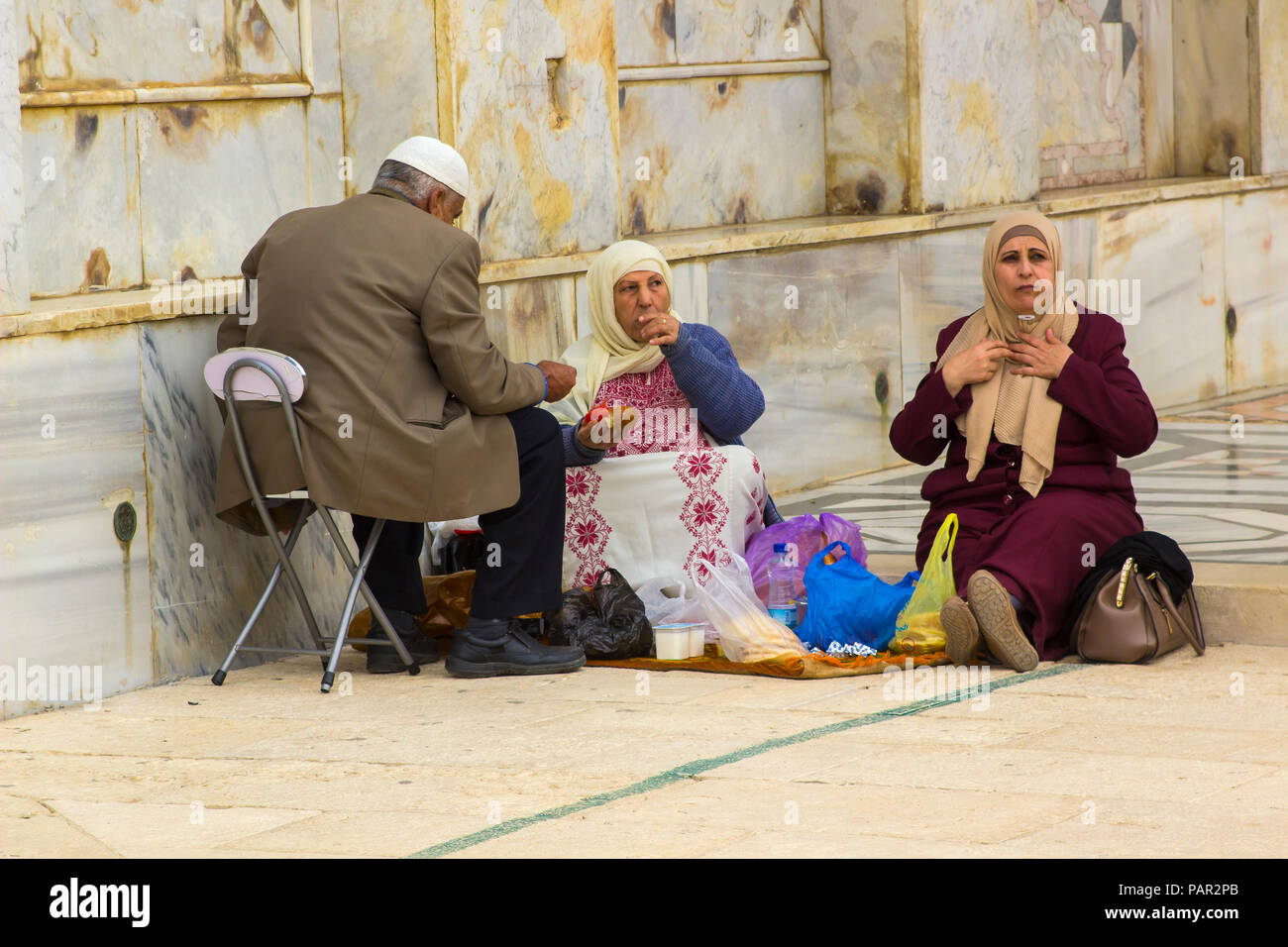 10 mai 2018. Un arabe et deux compagnons prendre un repas léger au cours d'une visite sur l'esplanade des mosquées à Jérusalem Israël Banque D'Images