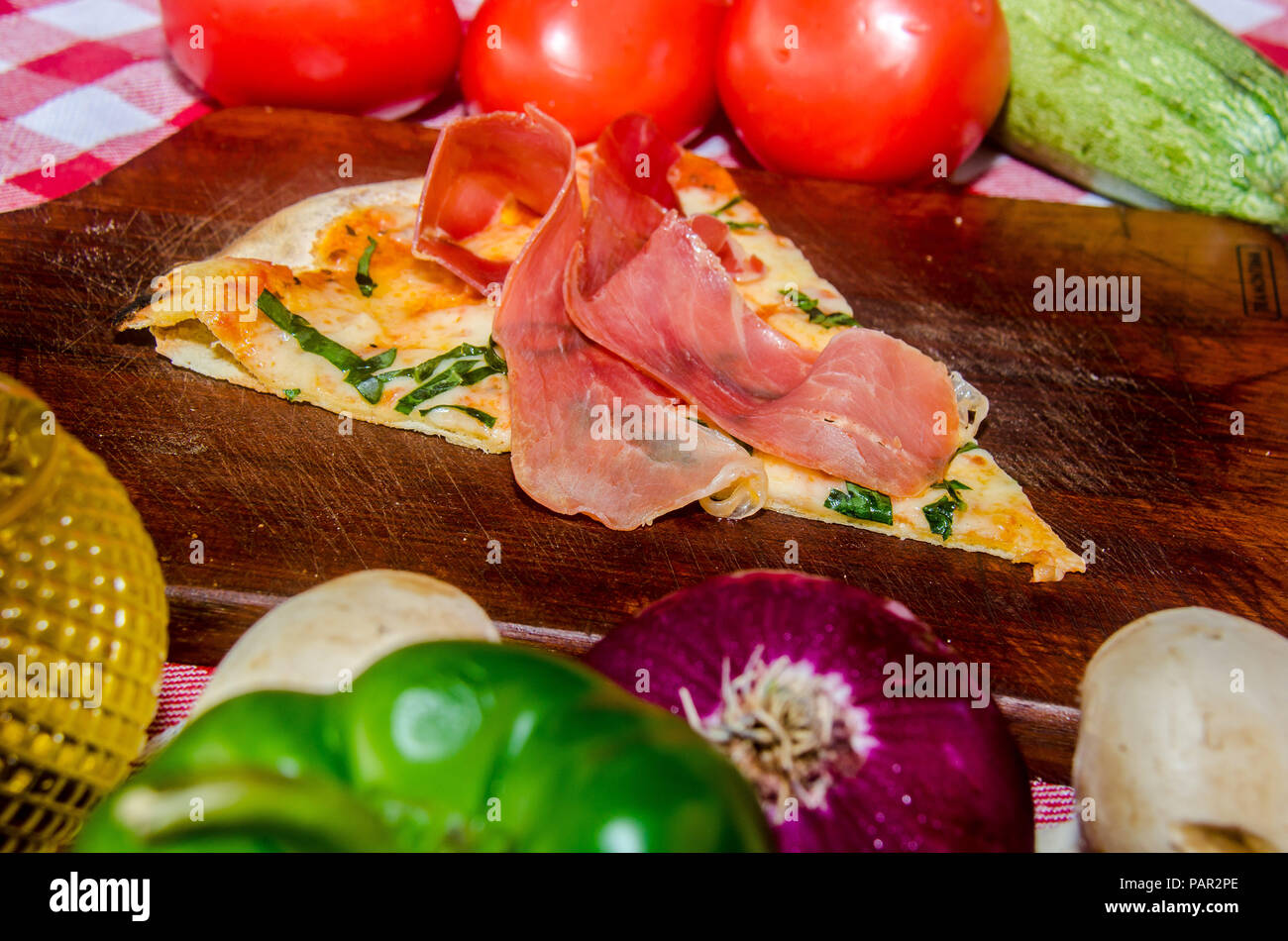 Pizza artisanale sur une plaque de bois Banque D'Images Pizza artisanale sur une plaque de bois Banque D'Images