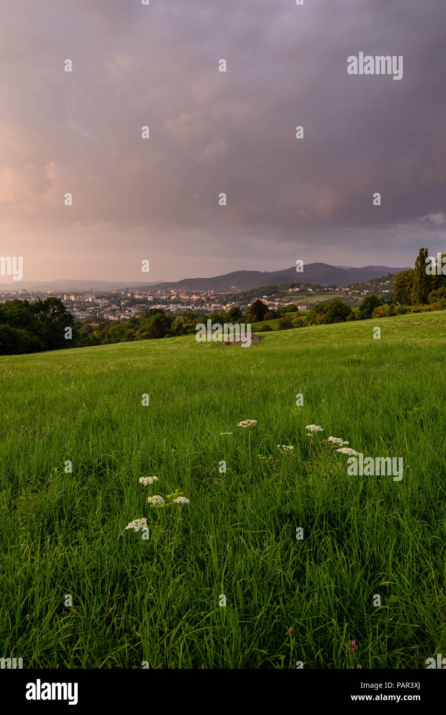 Coucher de soleil sur Freiburg im Breisgau, Allemagne en été. Banque D'Images