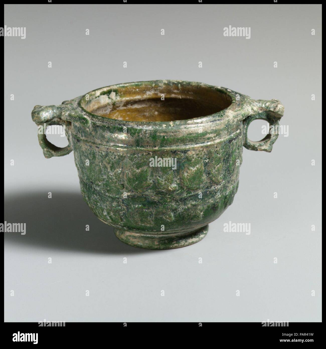 Tasse en terre cuite (scyphus). Culture : Roman. Dimensions : H. 2 7/8 in. (7,3 cm). Date : 1ère moitié du 1er siècle de notre ère. Les deux traités tasse décorée de feuilles de vigne et de raisins. Musée : Metropolitan Museum of Art, New York, USA. Banque D'Images