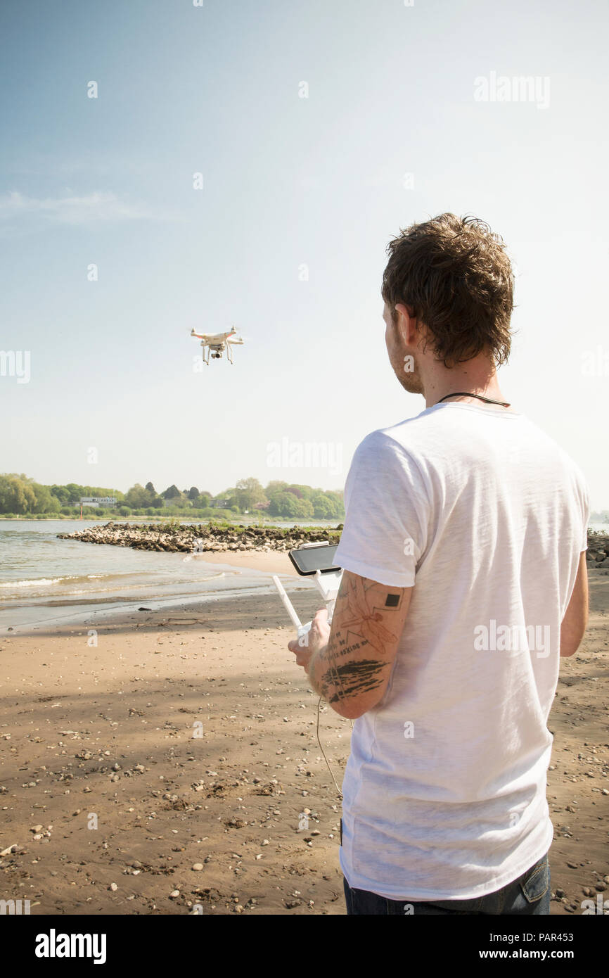 L'homme à un drone volant river Banque D'Images