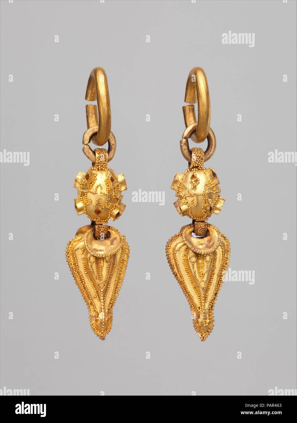 Earring (un d'une paire). Culture : la Corée. Dimensions : L. 3 1/8 in. (7.9Cm). Date : 6ème siècle. D'oreilles en or étaient portées par les hommes et les femmes de la Silla et Gaya et élite sont de la forme la plus courante de bijoux trouvés dans des tombes. Techniques d'orfèvre sur l'affichage ici vont du simple martelage à la méthode plus complexe de la granulation, dans lesquels de minuscules perles d'or ont adhéré à la surface pour créer des motifs complexes. Musée : Metropolitan Museum of Art, New York, USA. Banque D'Images