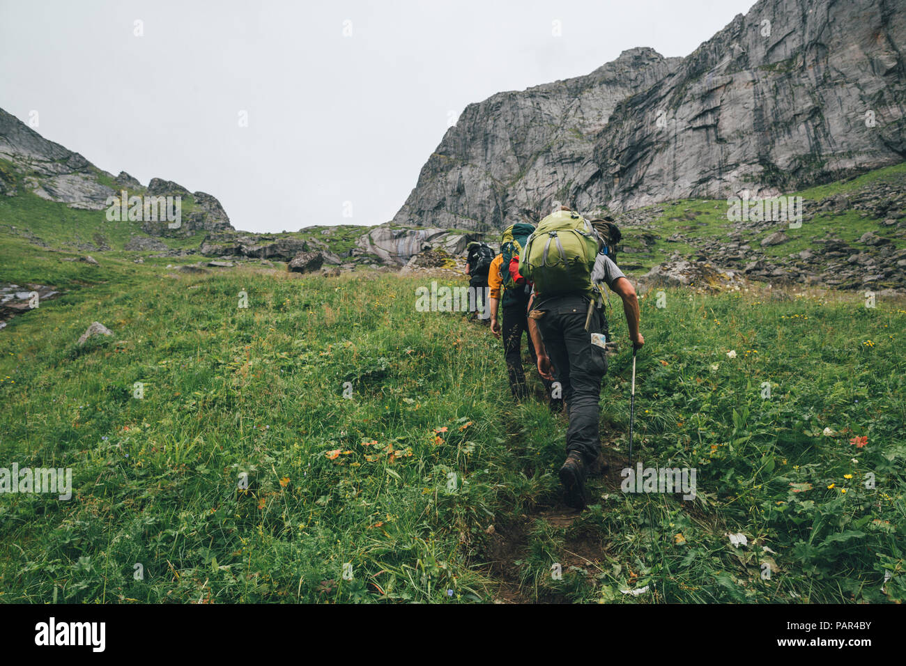 La Norvège, les îles Lofoten, Moskenesoy, les jeunes hommes de la randonnée au Horseid Beach Banque D'Images