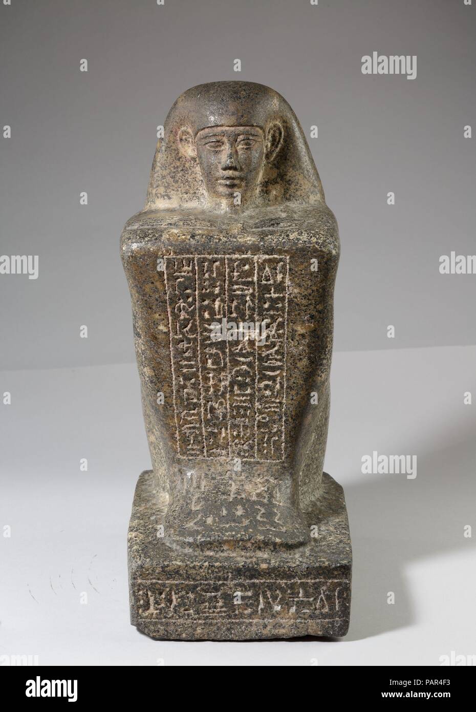 Bloquer la statue du Dieu Père, Fils d'Pameniuwedja Nestefnut Nesmin et. Dimensions : H. 34,6 cm (13 5/8 in.) ; W. 14,5 cm (5 11/16 po.) ; D. 19.1 cm (7 1/2 in.). Date : 4ème siècle avant J.-C.. Musée : Metropolitan Museum of Art, New York, USA. Banque D'Images