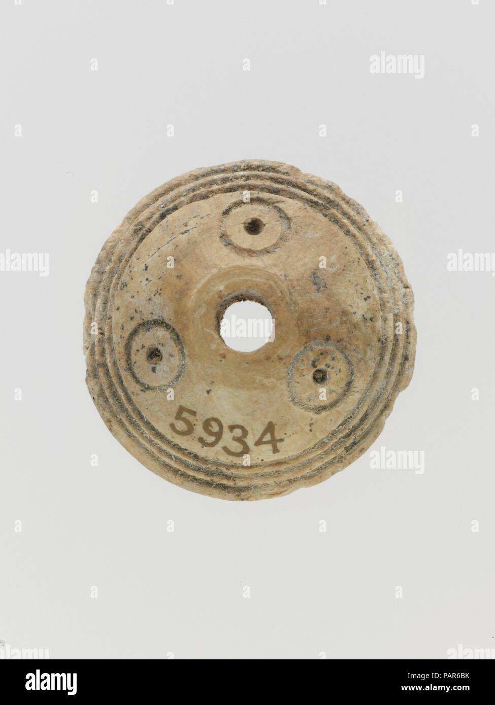 Fusaïole osseuse. La culture chypriote :. Dimensions : Diamètre 7/8 in. (2,2 cm). Date : ca. 1600-1050 av. J.-C.. Avec des cercles. Musée : Metropolitan Museum of Art, New York, USA. Banque D'Images