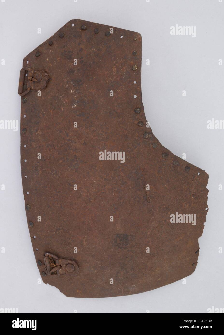 Plaque Brigandine. Culture : l'italien. Dimensions : H. 10 9/16 in. (26,8 cm) ; W. 7 in. (17,8 cm) ; WT. 1 lb. 8.5 oz. (694,6 g). Date : 1400-1450. Musée : Metropolitan Museum of Art, New York, USA. Banque D'Images