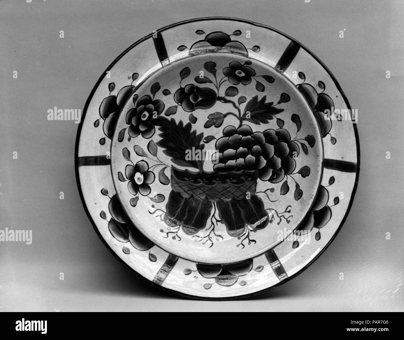 Le plat. Culture : British (marché américain). Dimensions : diam. 9 7/8 in. (25,1 cm). Date : ca. 1825. Musée : Metropolitan Museum of Art, New York, USA. Banque D'Images