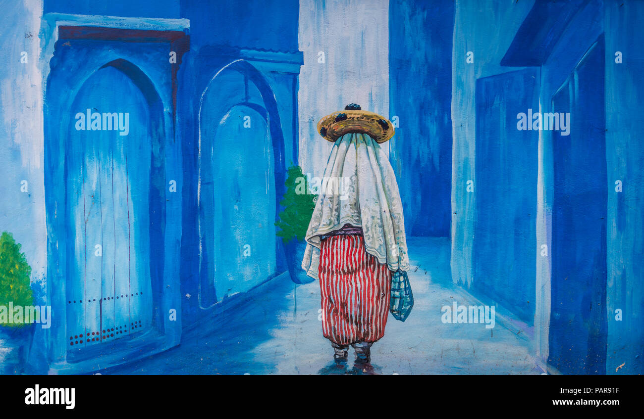 Murale bleu sur façade, section locale dans une ruelle, Maisons Bleu, Médina de Chefchaouen, Chaouen, Tangier-Tétouan, Maroc Banque D'Images