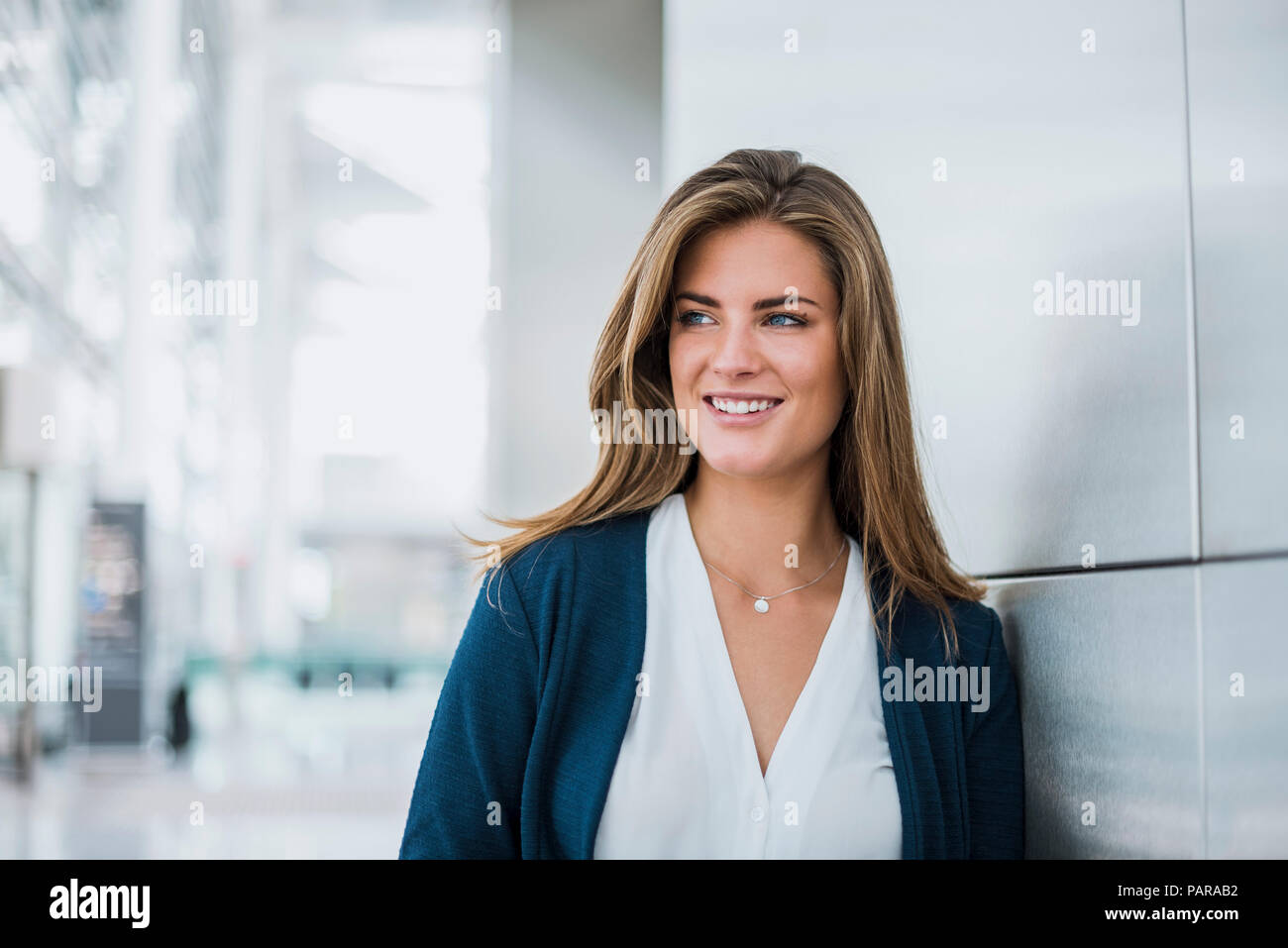 Portrait of smiling young woman autour Banque D'Images