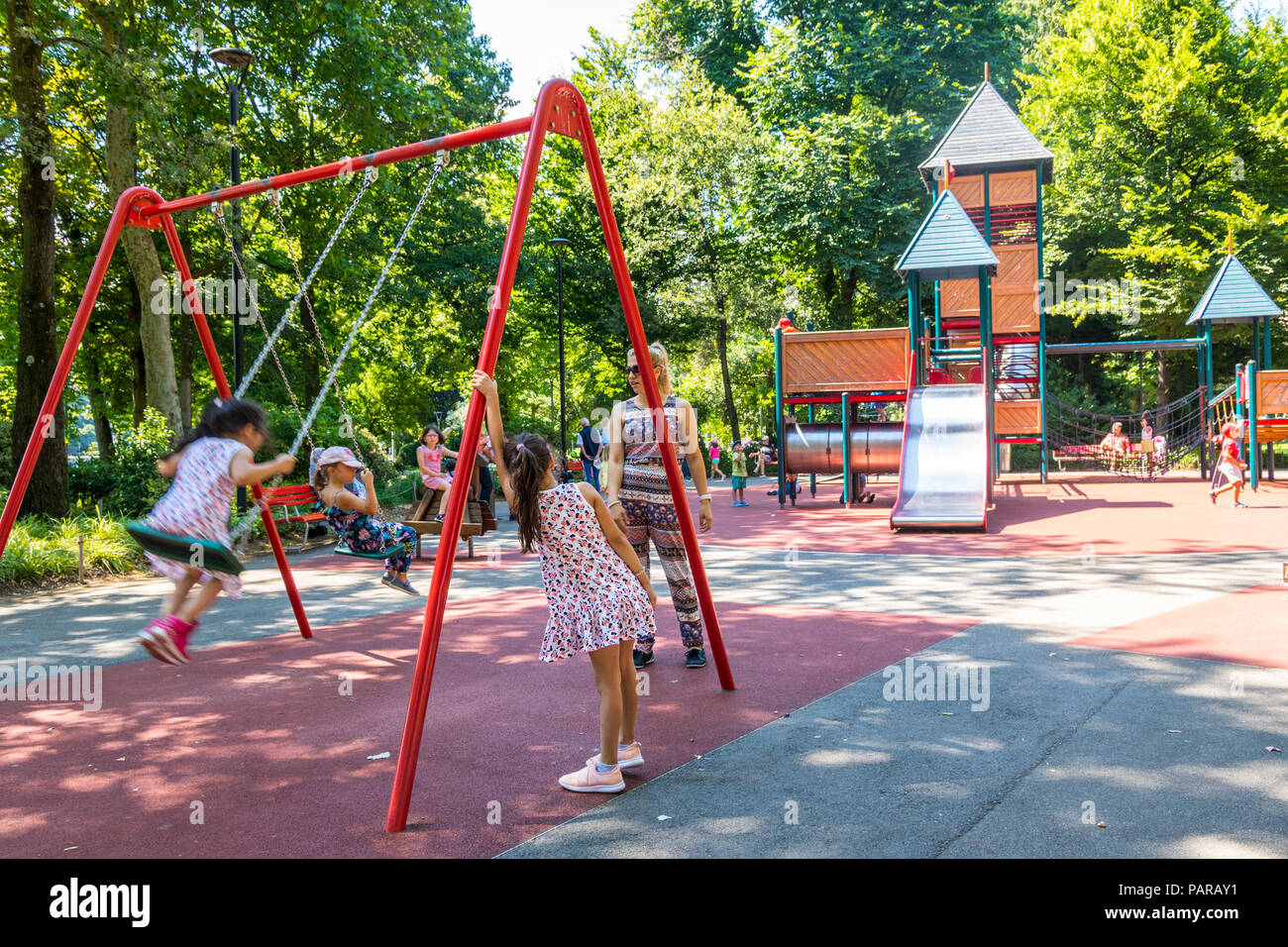 Grande aire de jeux, grand toboggan, Parc Ciani, Lugano, Lac de Lugano,  Suisse la liberté concept, meilleure vie, concept de la petite enfance  enfants jouer jeux pour enfants Photo Stock - Alamy