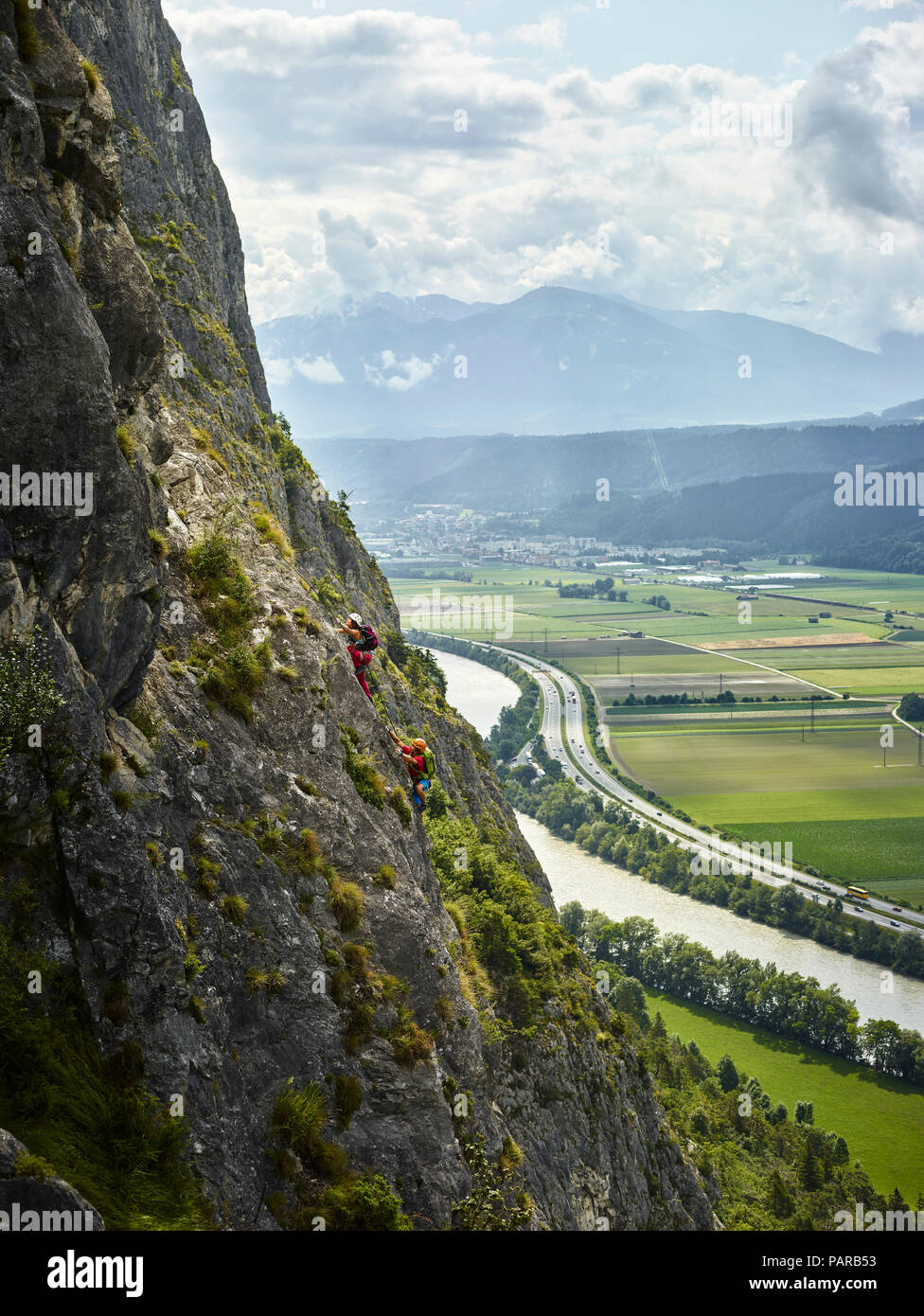 Autriche, Tyrol, deux grimpeurs dans Martinswand Banque D'Images