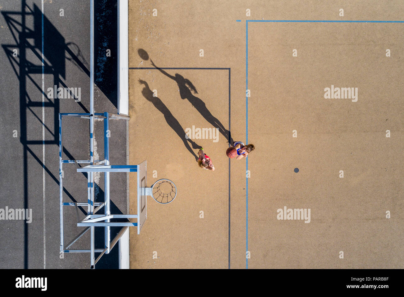 Les jeunes femmes jouant au basket-ball, vue aérienne Banque D'Images