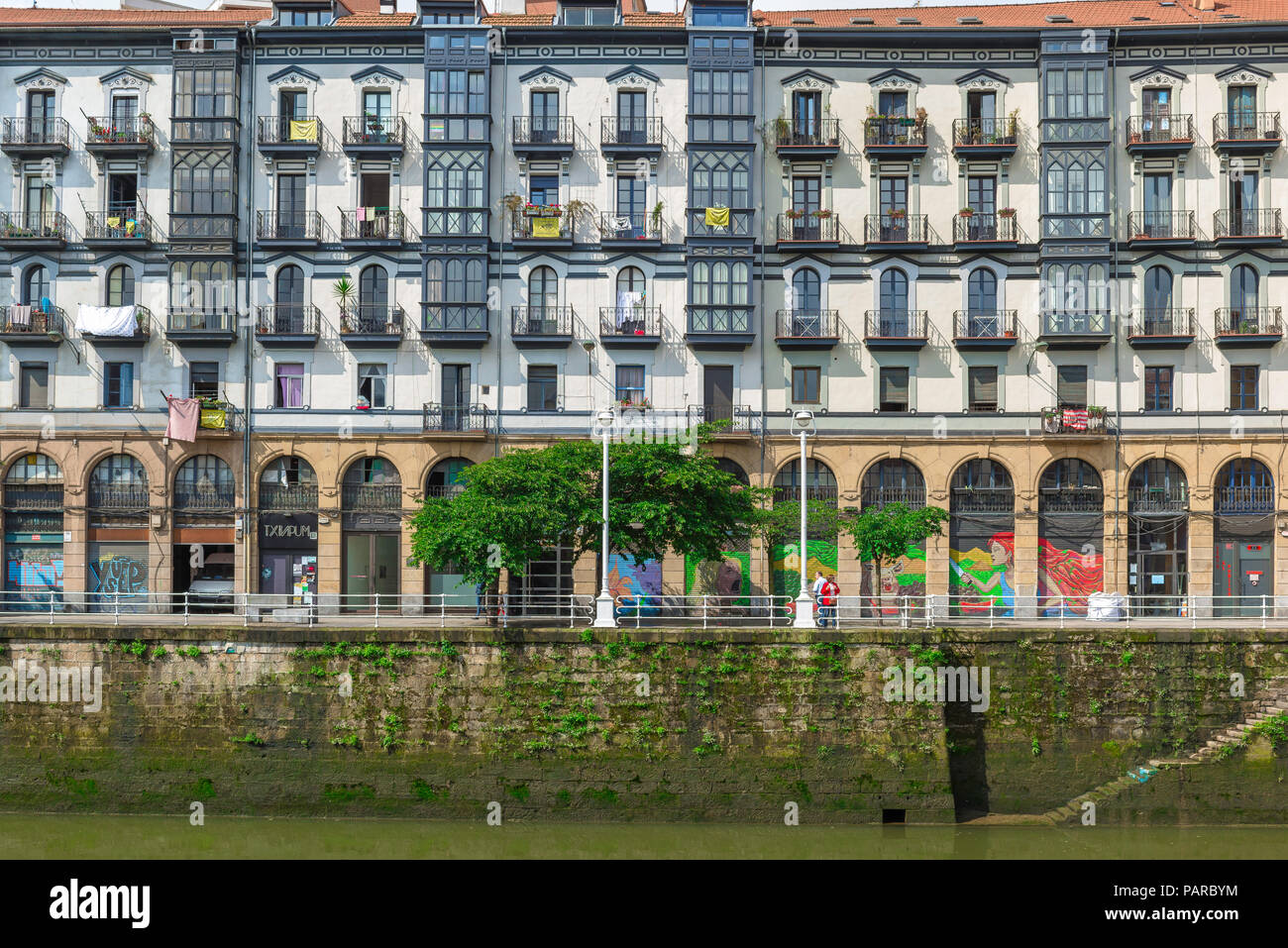 Riverside Bilbao bâtiments, vue sur les immeubles bordant la rive sud du Rio Nervion (Ria de Bilbao) dans le centre de Bilbao, Espagne. Banque D'Images