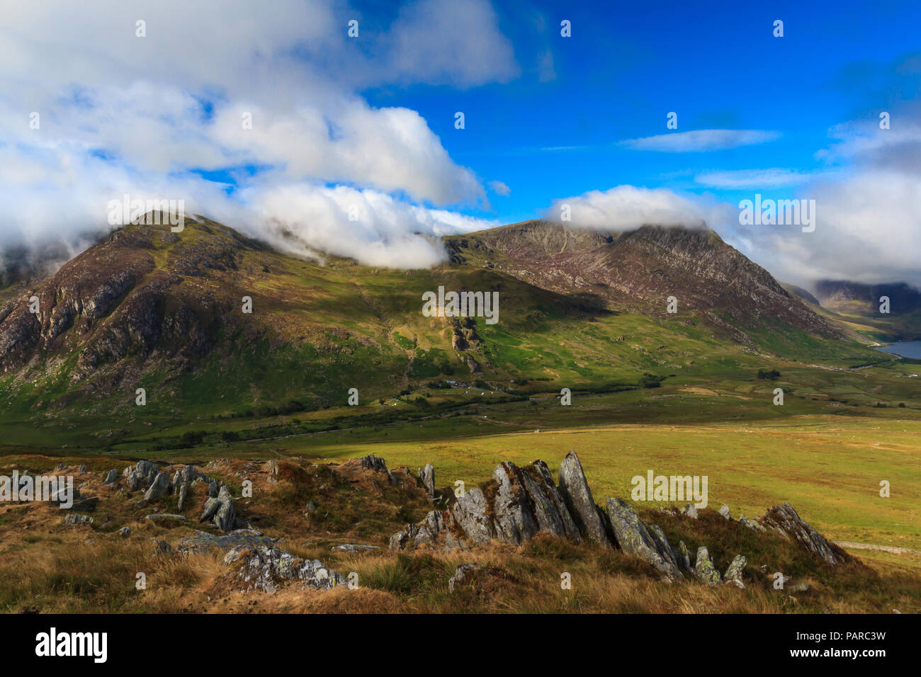 Tryfan nuages sur et Y Foel Goch, Parc National de Snowdonia, Pays de Galles Banque D'Images