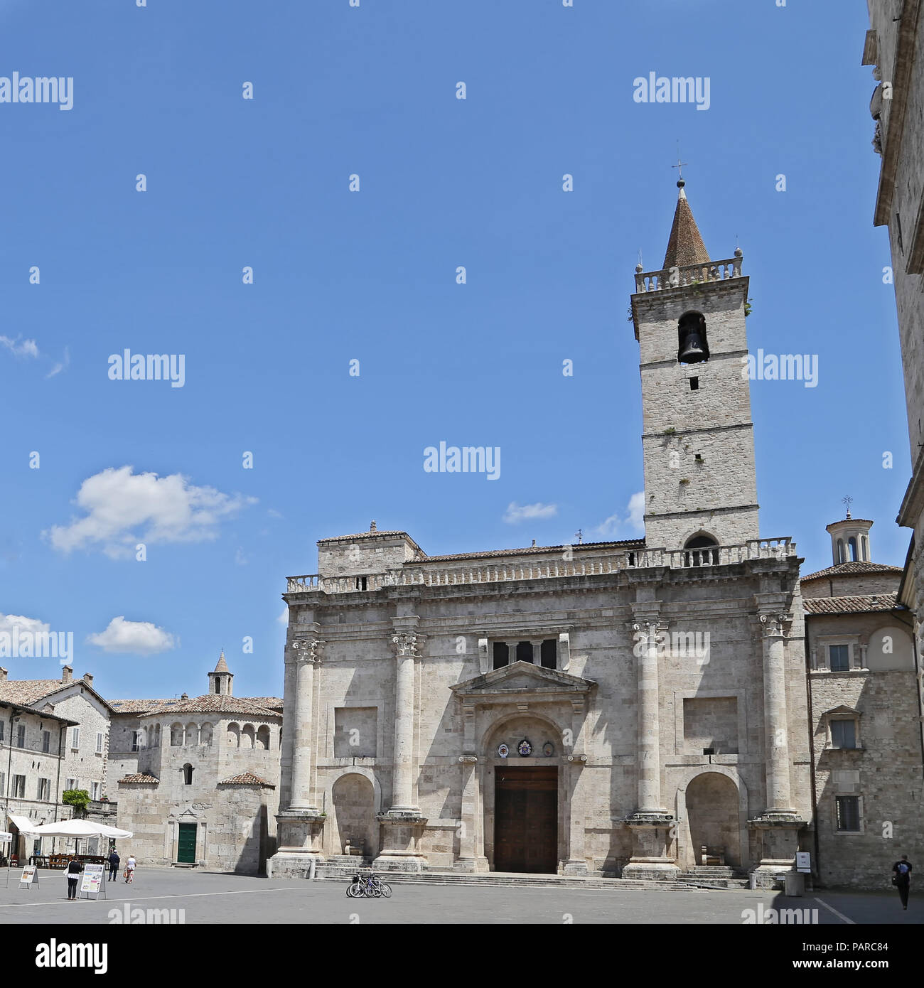 ASCOLI PICENO, ITALIE - 02 juin 2014 : la cathédrale de Saint Emidio en Place Arringo est la plus ancienne place monumentale de la ville de Ascoli Piceno. Près de Banque D'Images