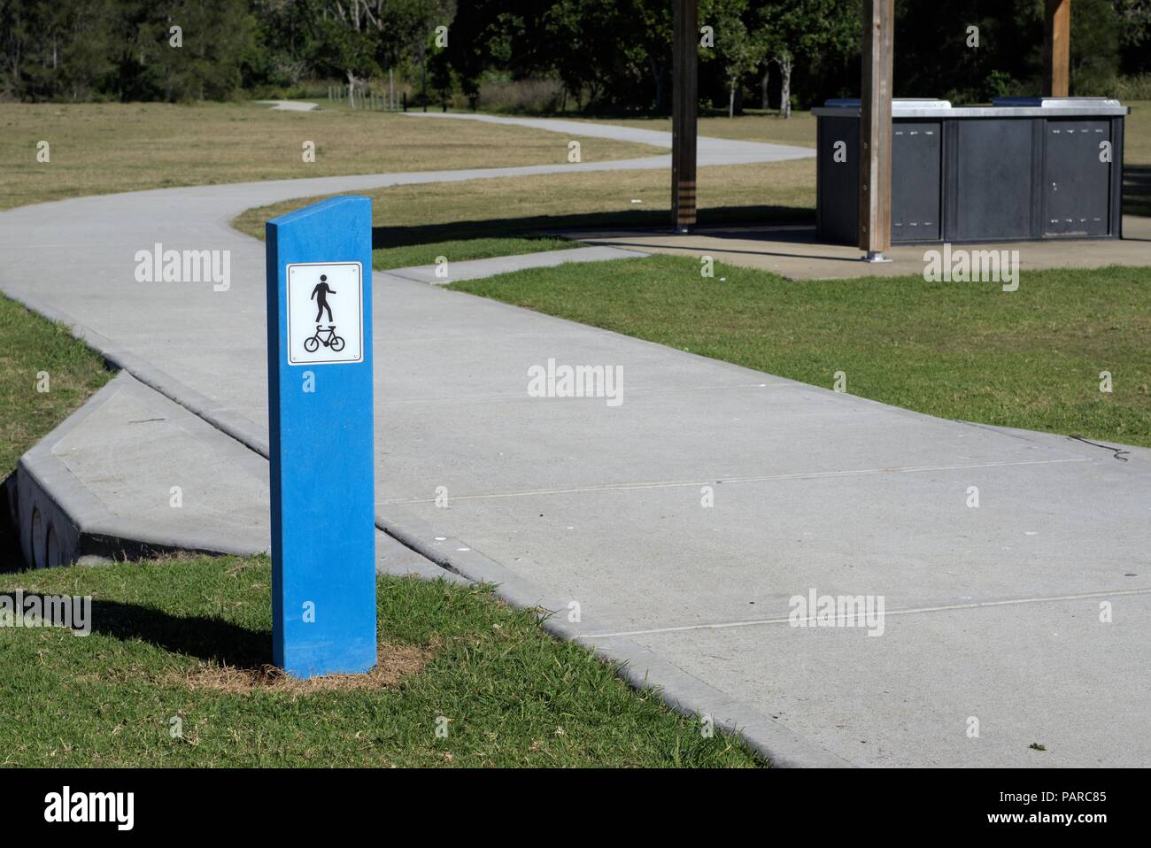 Poteau de signalisation au chemin partagé pour les vélos et les personnes à pied du park en Australie. Piste cyclable et piétonne au parc public. Banque D'Images