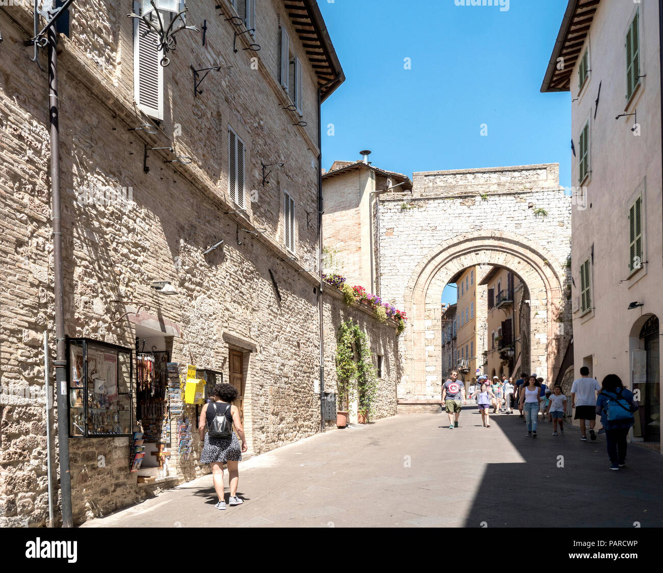 Une rue médiévale menant à un porche pour le centre-ville dans la ville d'assise, dans la province de Pérouse, Italie Banque D'Images