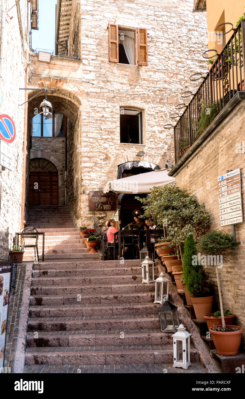 Étapes menant à un porche dans la rue médiévale d'assise, dans la province de Pérouse, Italie Banque D'Images