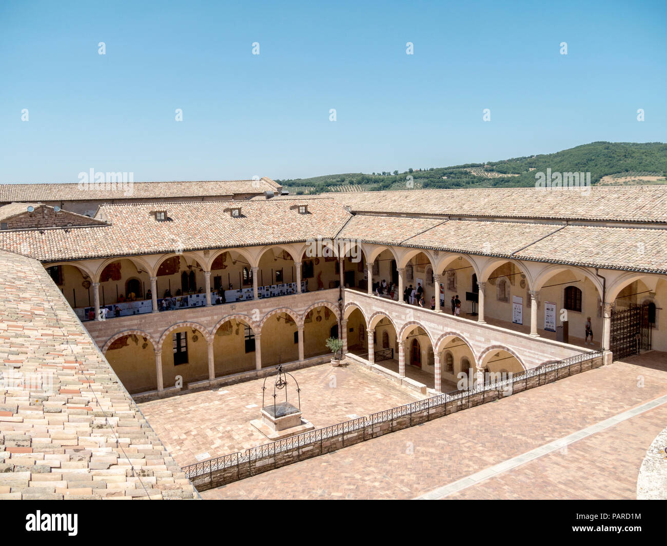 Cloître voûté et Plaza de la Basilique de San Francesco d'Assisi. Assise dans la province de Pérouse, Italie Banque D'Images