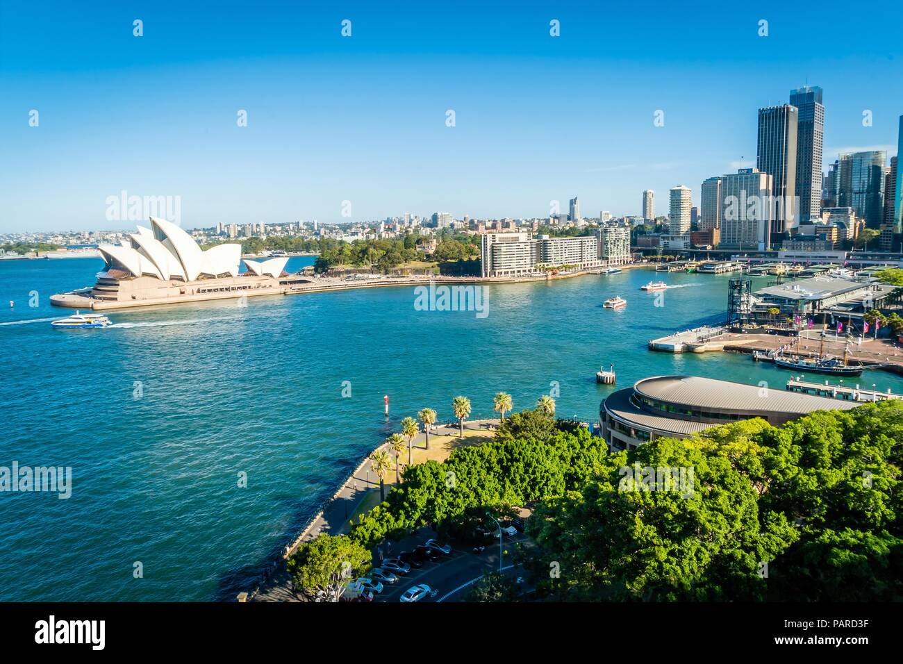Vue générale des tours de Sydney et l'opéra et du port à l'été Banque D'Images