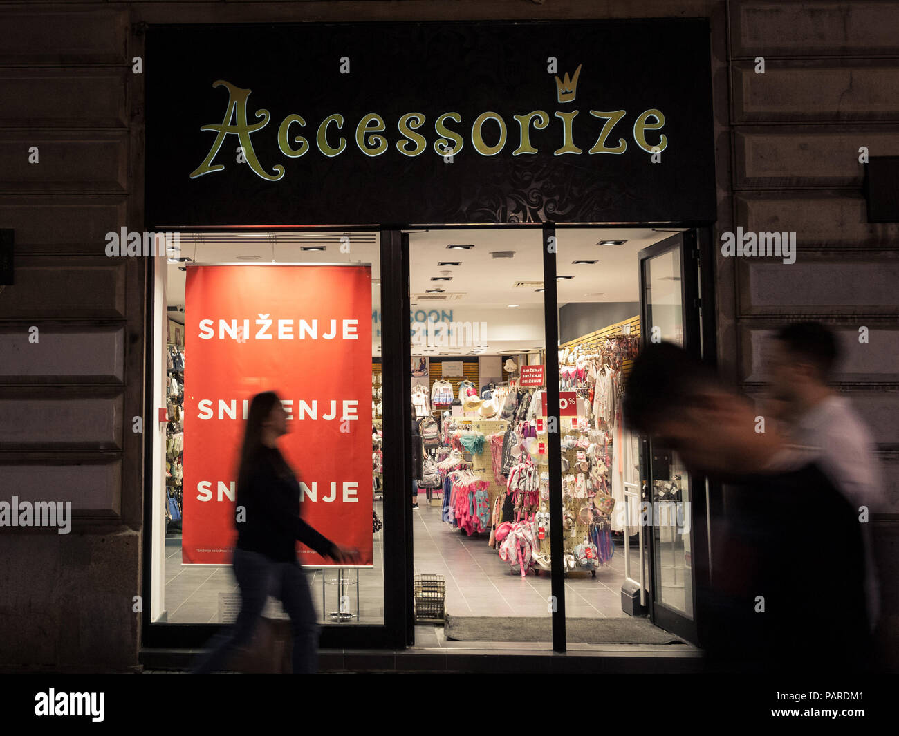 BELGRADE, SERBIE - Juillet 10, 2018 : Le logo d'accessoiriser La mousson sur leurs principaux magasins à Belgrade. Monsoon Accessorize est une firme spécialisée en haute stre Banque D'Images