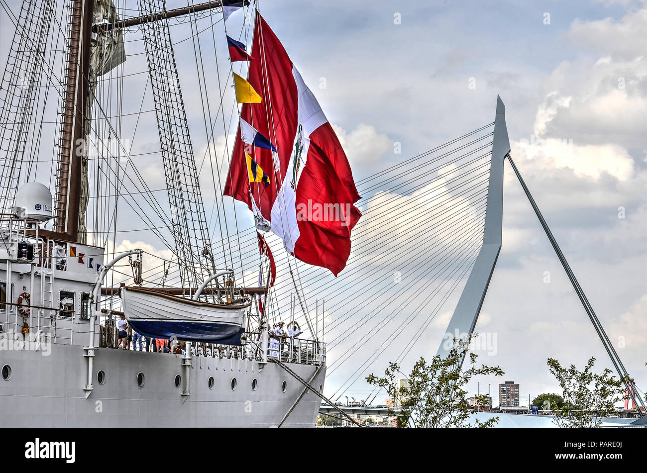 Rotterdam, Pays-Bas, le 9 août 2017 : quatre-mâts de navires de la marine péruvienne Bap Union européenne exerçant son grand drapeau, amarré au Wilhelminapier avec Erasmus Banque D'Images