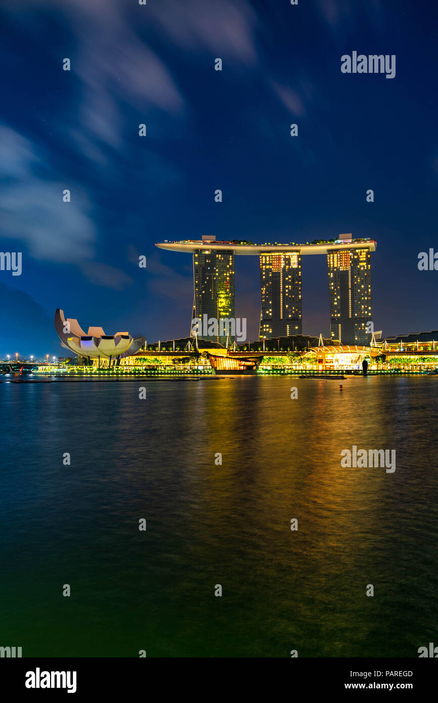 Long-Exposure vue grand angle de Marina Bay Sands et Flyer contre un ciel doux et des eaux au cours de l'aube en cité-Etat Singapour Banque D'Images