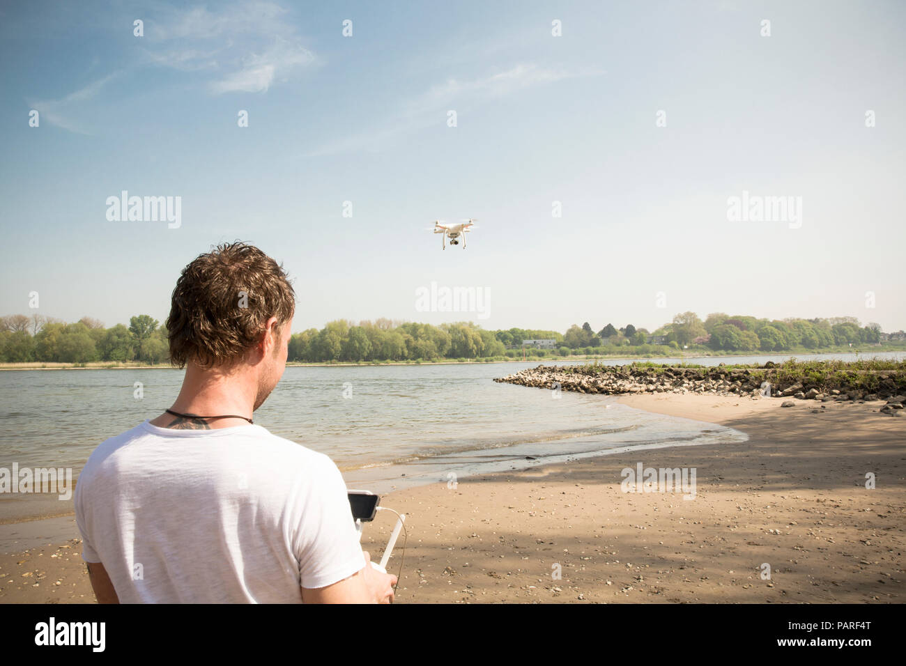 L'homme à un drone volant river Banque D'Images