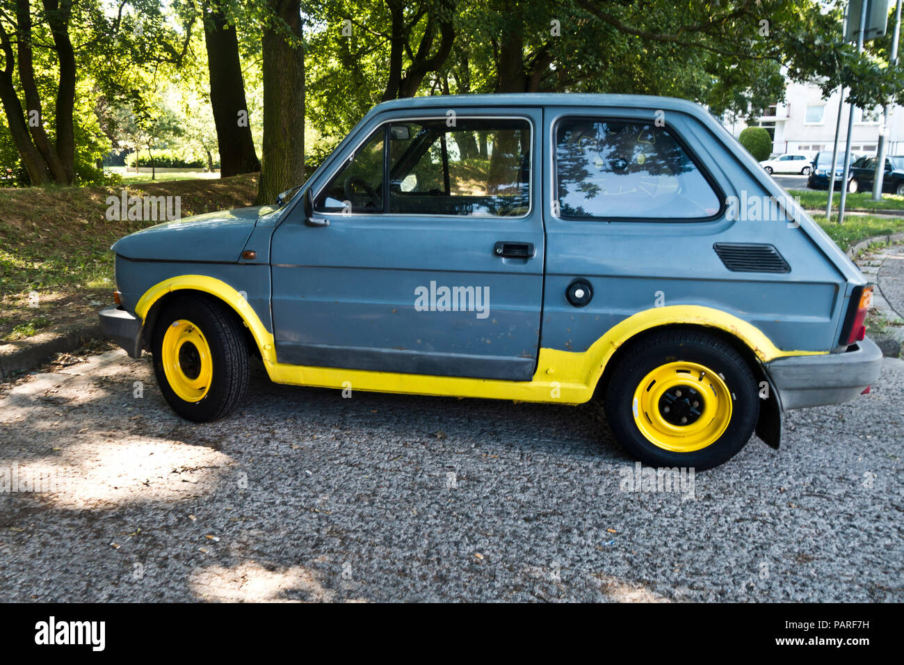 Voiture Fiat 126 en couleur grise et jaune Banque D'Images