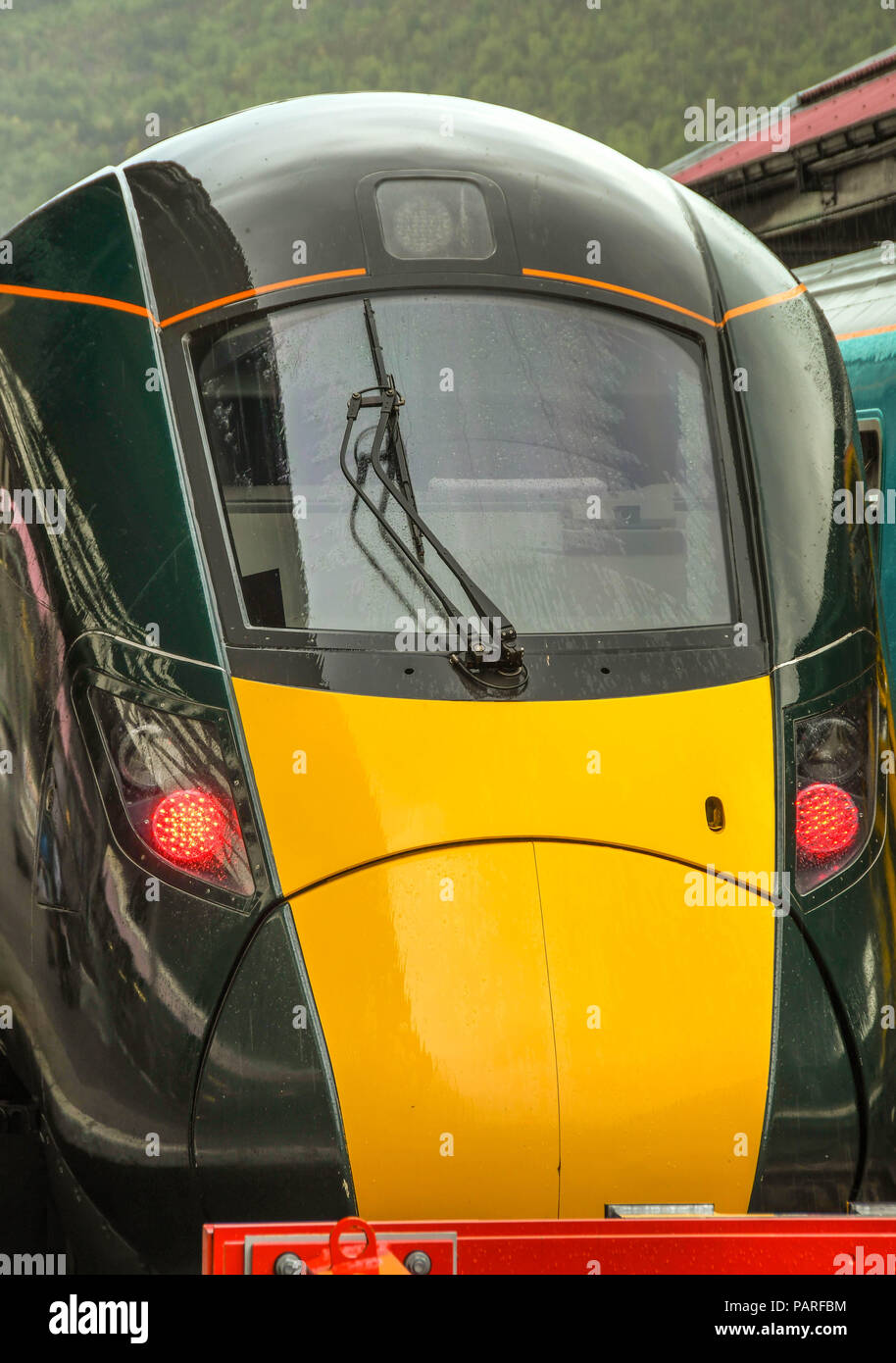 Vue sur la tête d'une nouvelle inter city express train exploité par la Great Western Railway aux côtés d'une plate-forme de Swansea, Pays de Galles. Banque D'Images