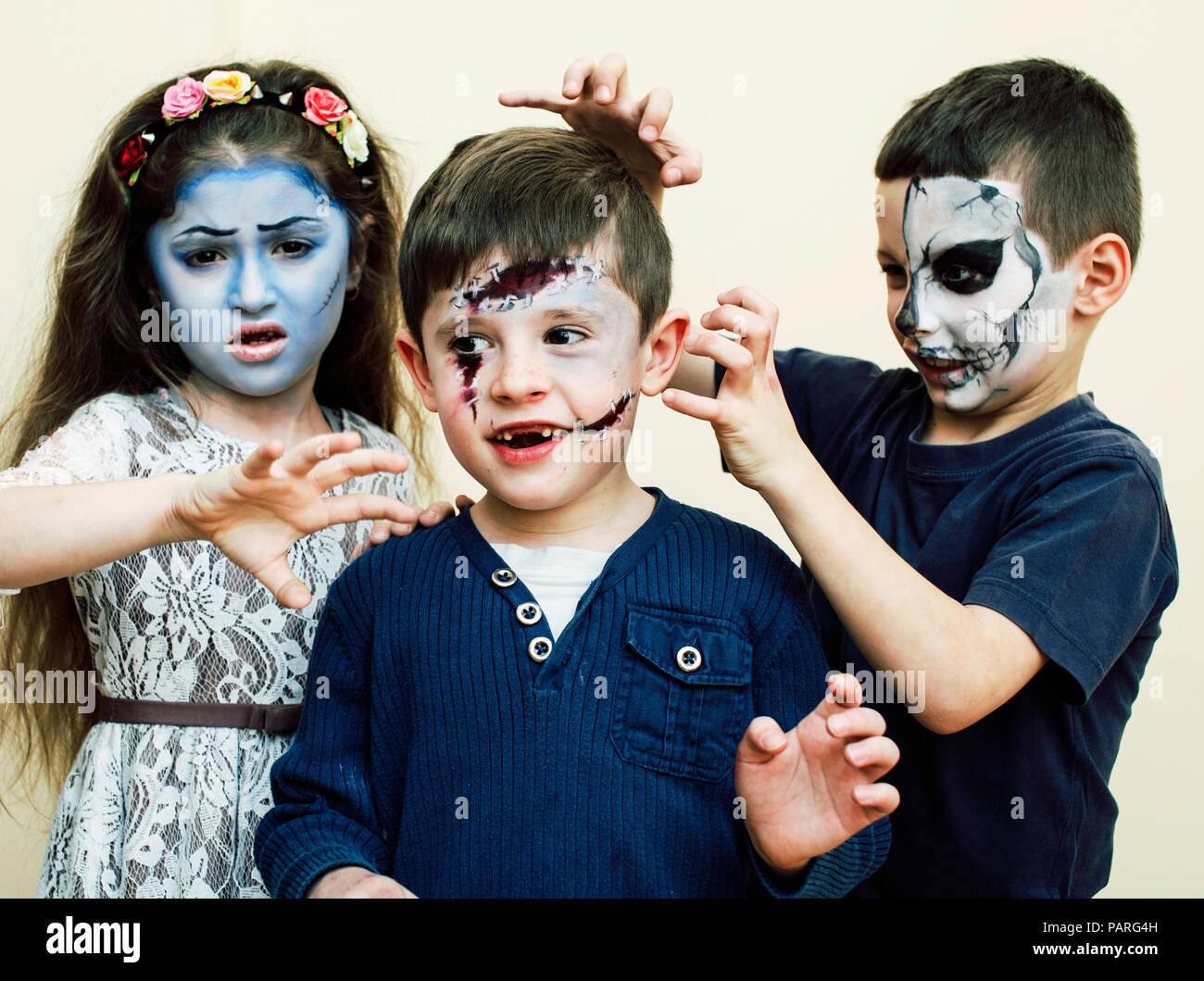 Apocalypse Zombie Kids Concept Celebration D Anniversaire Facepaint Sur Les Enfants Morts Mariee Scar Face Avoir Du Plaisir Ensemble Squelette Photo Stock Alamy Apocalypse Zombie Kids Concept Celebration D Anniversaire Facepaint Sur Les Enfants Morts Mariee Scar Face Avoir Du Plaisir Ensemble Squelette Photo Stock Alamy