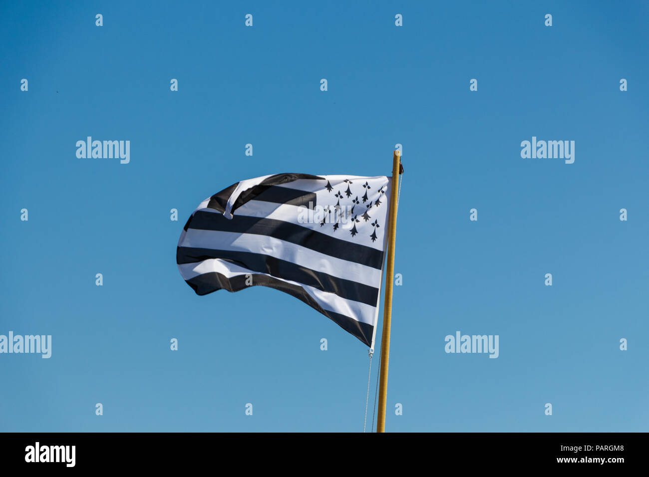 Drapeau régional de Bretagne et de ciel bleu Banque D'Images
