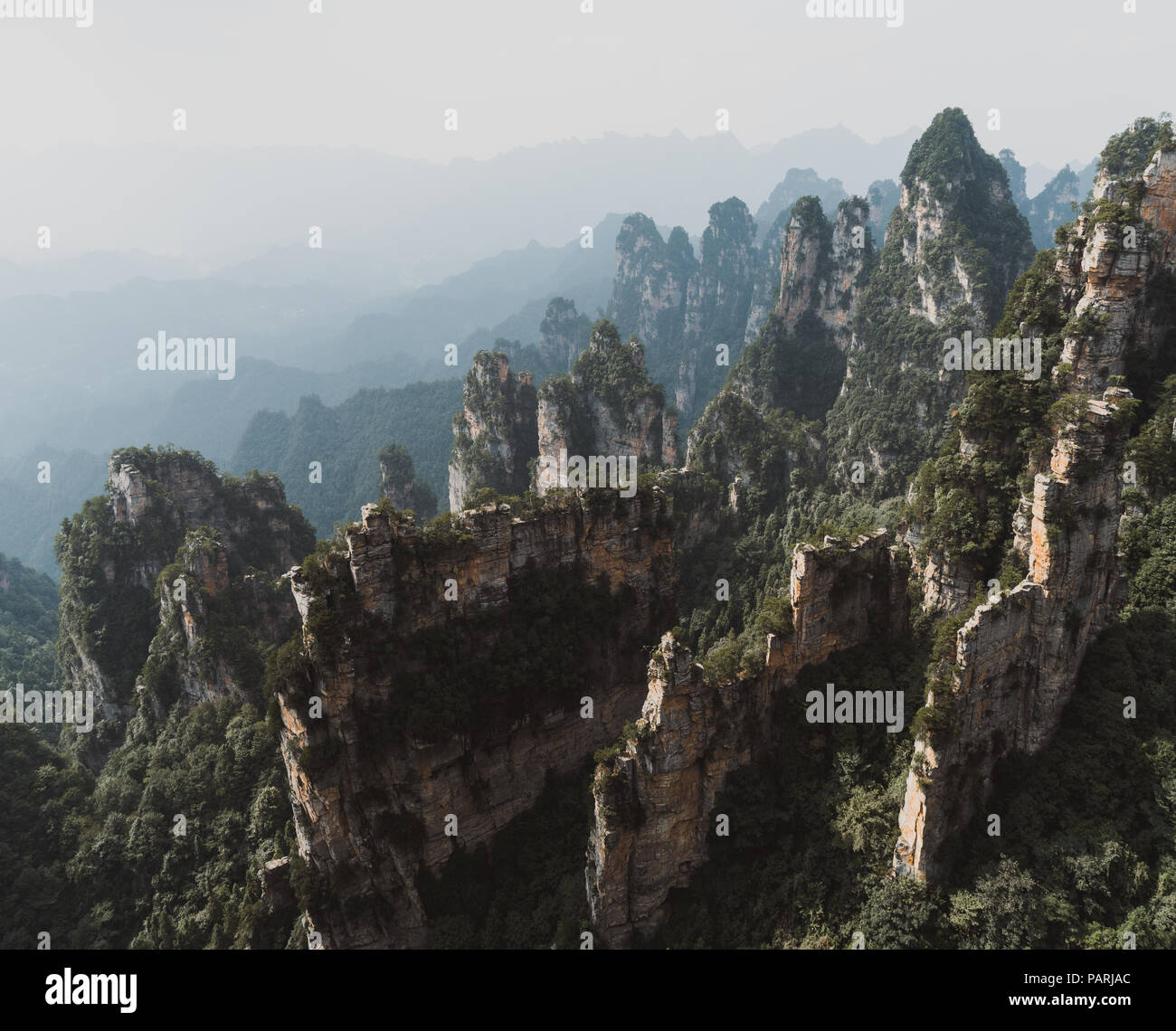 Vue paysage épique de piliers de pierre dans le parc forestier national de Zhangjiajie Hunan, Chine Banque D'Images