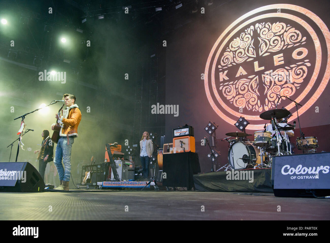 Chanteuse islandaise JJ Jules fils (à gauche) de Kaleo music band effectue durant le 17e festival de musique Colours of Ostrava de Dolni Vitkovice complexe, Ostra Banque D'Images
