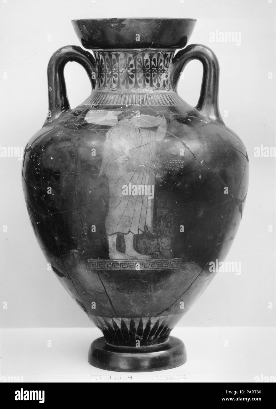 Amphore de terre cuite-cou forme Panathénaïque (jar). Culture : le grec, le grenier. Dimensions : H. 17 9/16 in. (44,6 cm) de diamètre 11 7/16 po. (29 cm). Date : ca. 480-470 av. J.-C.. Avers, les jeunes exerçant son large bol peu profond, et les directions de la jeunesse, marche arrière avec des branches la forme distinctive de l'amphora prix Panathénaïque, avec sa large épaule et corps effilé en flèche, a été adopté sur une plus petite échelle pour d'autres vases. L'interprétation de l'objet et de la fonction de ce vase dépend de l'identification du bol porté par les jeunes sur l'avers. Il peut être un athlète victorieux avec un pri Banque D'Images