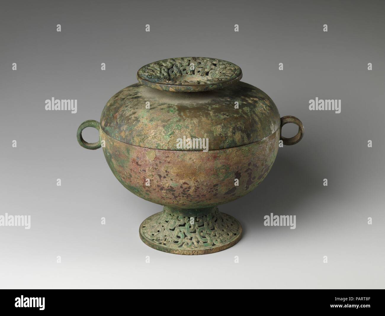 Le navire ayant des grains (Dou). Culture : la Chine. Dimensions : H. 7. (17,8 cm) ; W. (avec oreilles) 9. (22,9 cm) ; Diam. de couvercle : 7 1/4 in. (18,4 cm) ; Diam. de la jante (intérieur) : 6 3/4 in. (17,1 cm) ; Diam. de pied : 4 1/4 in. (10,8 cm). Date : 5ème siècle avant JC. Musée : Metropolitan Museum of Art, New York, USA. Banque D'Images