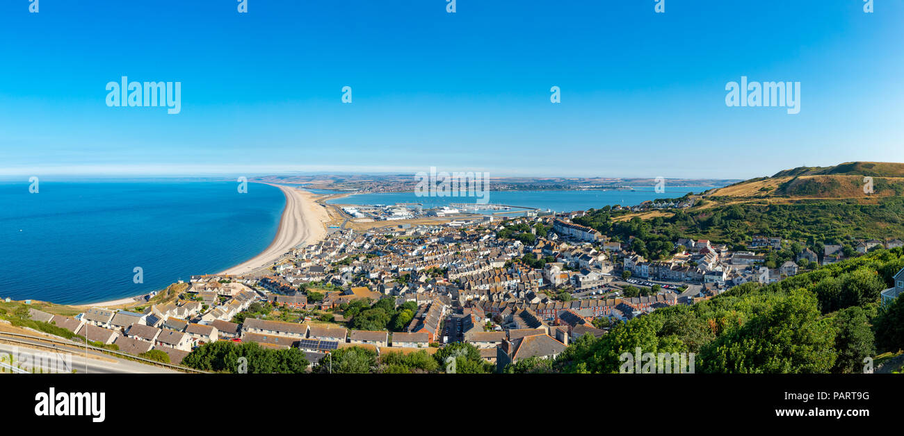 Dorset Portland Angleterre le 24 juillet, 2018 Vue de Portland Heights surplombant la ville de Fortune est bien, montrant Chesil Beach, port de Portland et th Banque D'Images