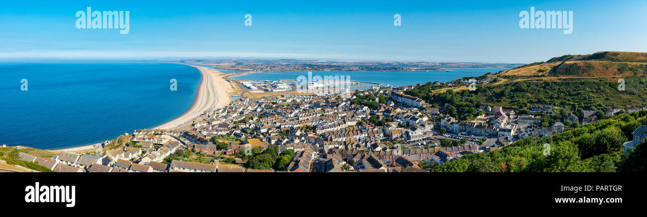 Dorset Portland Angleterre le 24 juillet, 2018 Vue de Portland Heights surplombant la ville de Fortune est bien, montrant Chesil Beach, port de Portland et th Banque D'Images