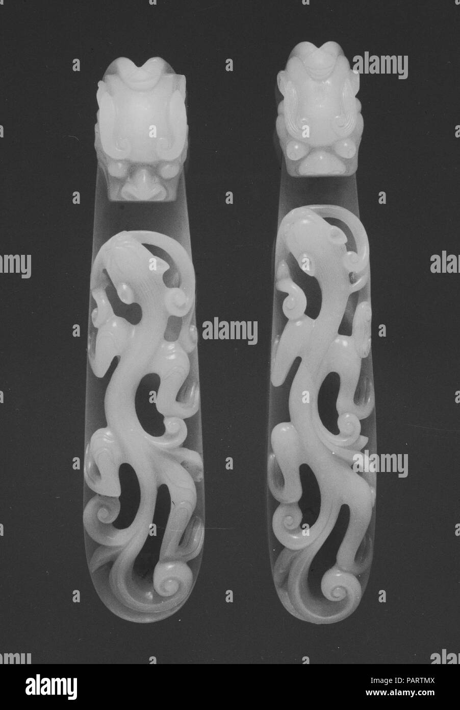Des boucles de ceintures. Culture : la Chine. Dimensions : a. L. 5 5/8 in.  (14,3 cm) ; W. 1 1/8 in. (2.9 cm) b. L. 5 3/4 in. (14,6 cm) ;