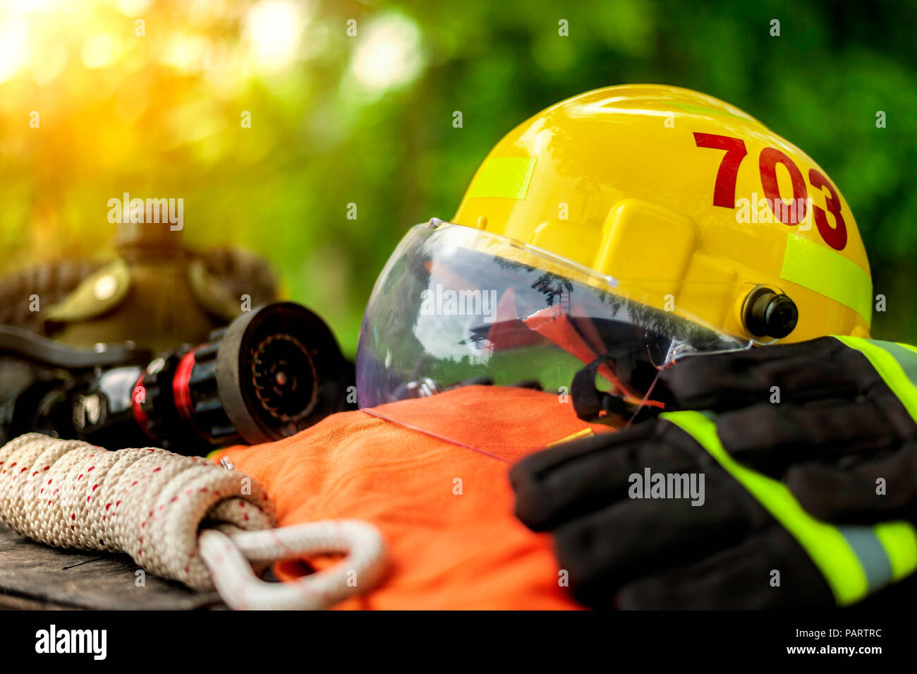 Tenue de pompier mis sur fond de table en bois, du matériel d'incendie concept. Banque D'Images