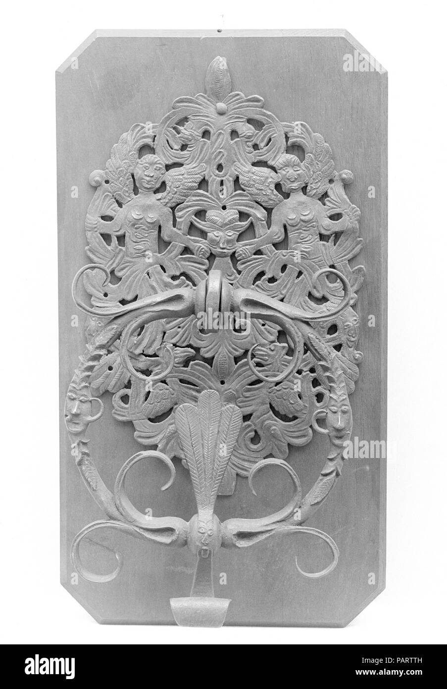 Knocker. Culture : l'allemand. Dimensions : hors tout : 15 1/2 x 8 in. (39,4 × 20,3 cm). Date : ca. 1560-1620. Musée : Metropolitan Museum of Art, New York, USA. Banque D'Images