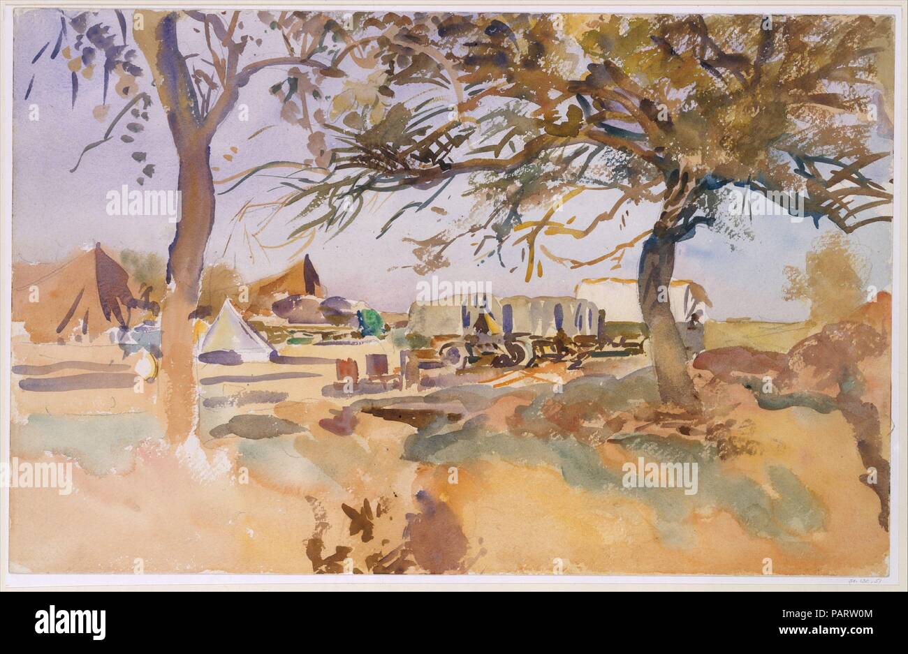 Camp militaire. Artiste : John Singer SARGENT (1856-1925), Florence Londres. Dimensions : 13 3/8 x 20 7/8 in. (34 x 53 cm). Date : 1918. En été 1918, Sargent s'est rendue en France en tant qu'artiste de guerre officiel pour le gouvernement britannique. Chargé de peindre une image commémorant les efforts conjoints des troupes américaines et britanniques, il a passé quatre mois sur le front occidental en France et Belgique, le dessin et la peinture à l'aquarelle qu'il chercha un sujet. Dans cette aquarelle, Sargent enregistre une scène de camp avec les véhicules, mais semble prendre plaisir à rendre les arbres avec son tec expressif Banque D'Images