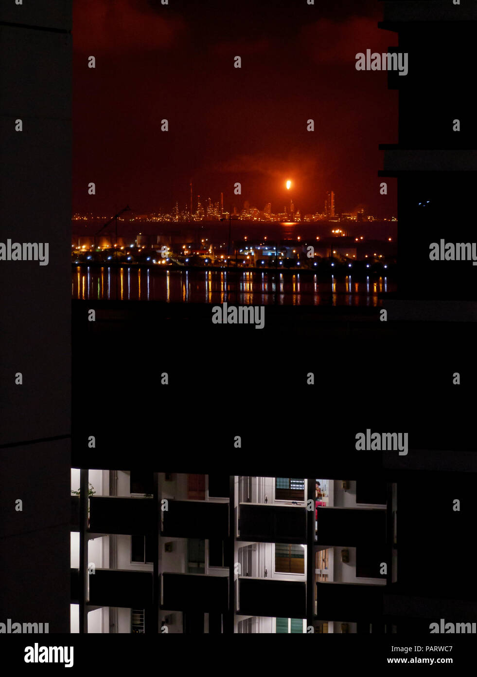 Singapour, bloc avec les raffineries de pétrole en arrière-plan Banque D'Images