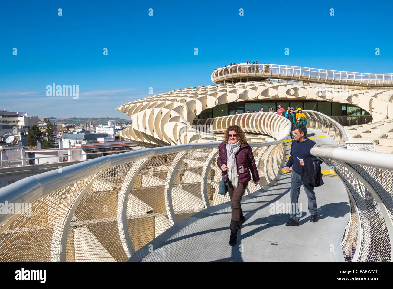 Séville, Metropol Parasol dans la place de l'Incarnation, Plaza de la Encarnation avec les touristes et les gens marchant, Espagne Banque D'Images