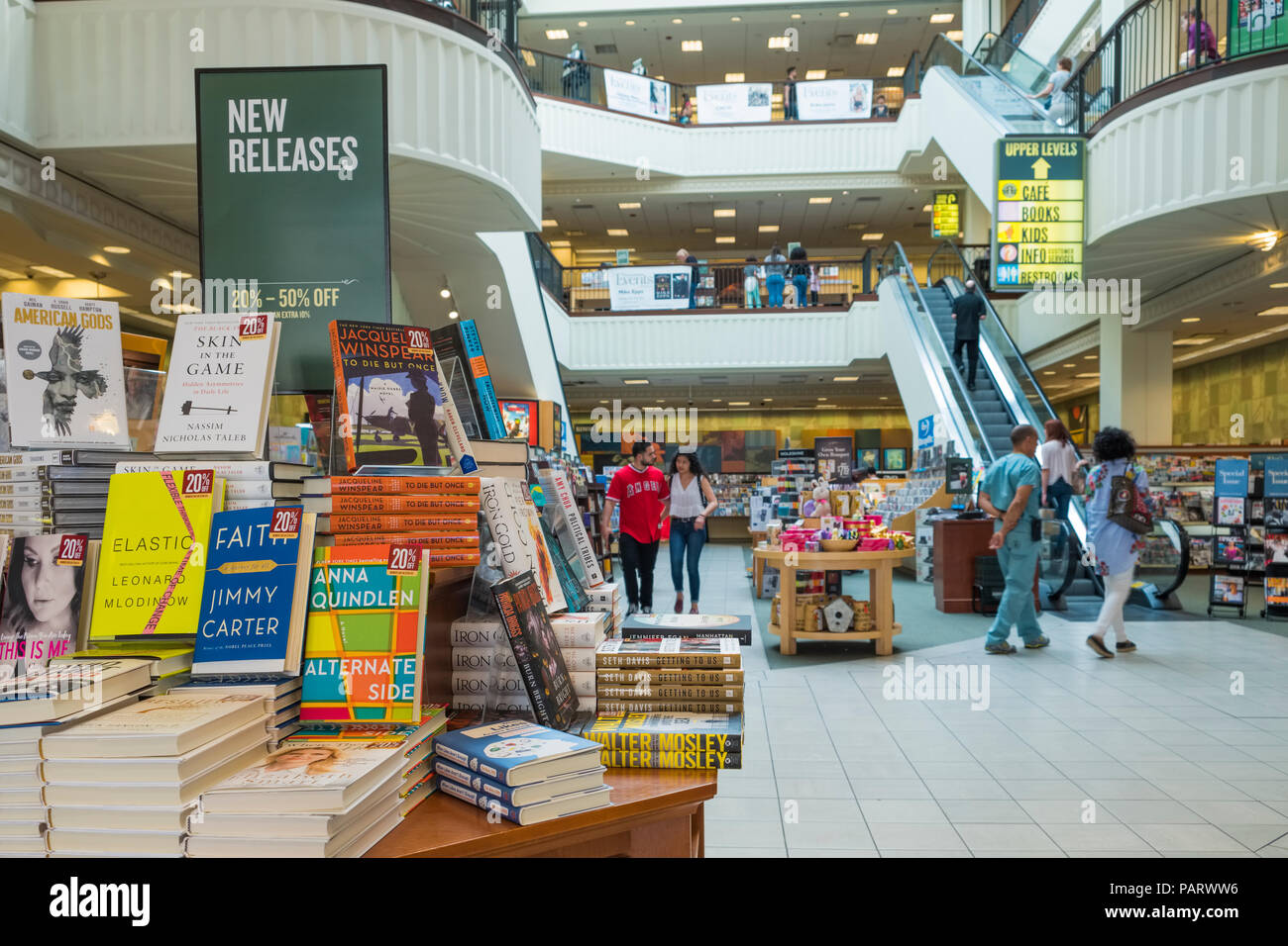 L Interieur De La Librairie Barnes Noble Dans La Rainure A La