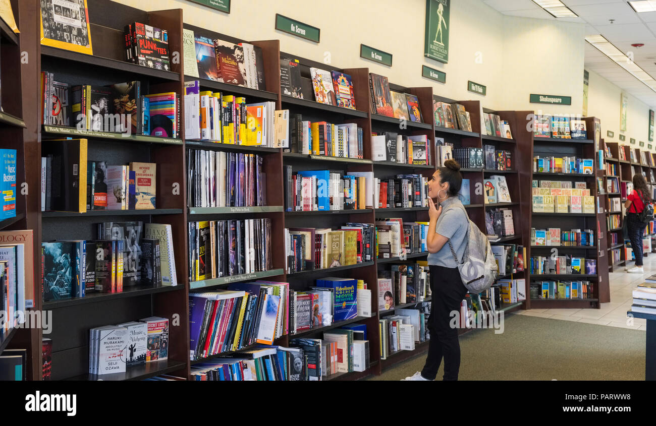 L'intérieur de la librairie Barnes & Noble book shop dans la rainure à la Farmers Market, Los Angeles, Californie, USA Banque D'Images