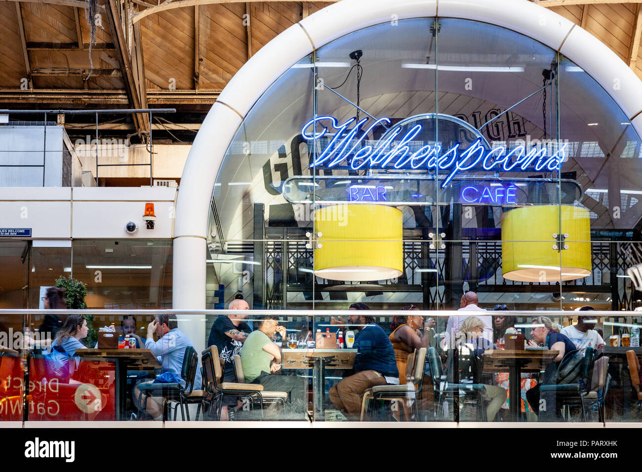 Bar/Café Wetherspoons, Victoria Station, Londres, Angleterre Banque D'Images